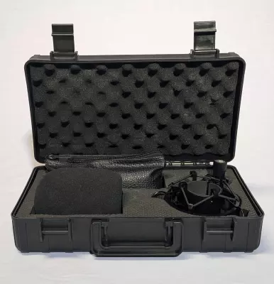 Apex - Compact Studio Condenser Mic with Case - Black 2